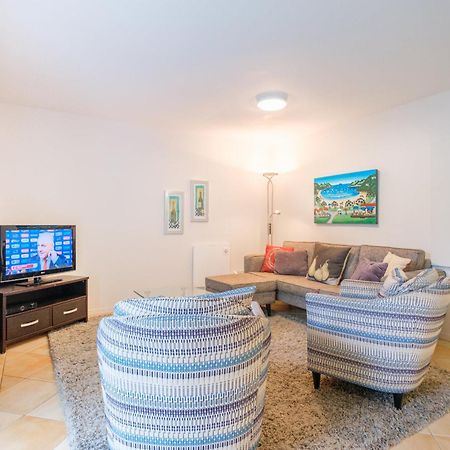 Onetangi Beach Apartments Екстериор снимка
