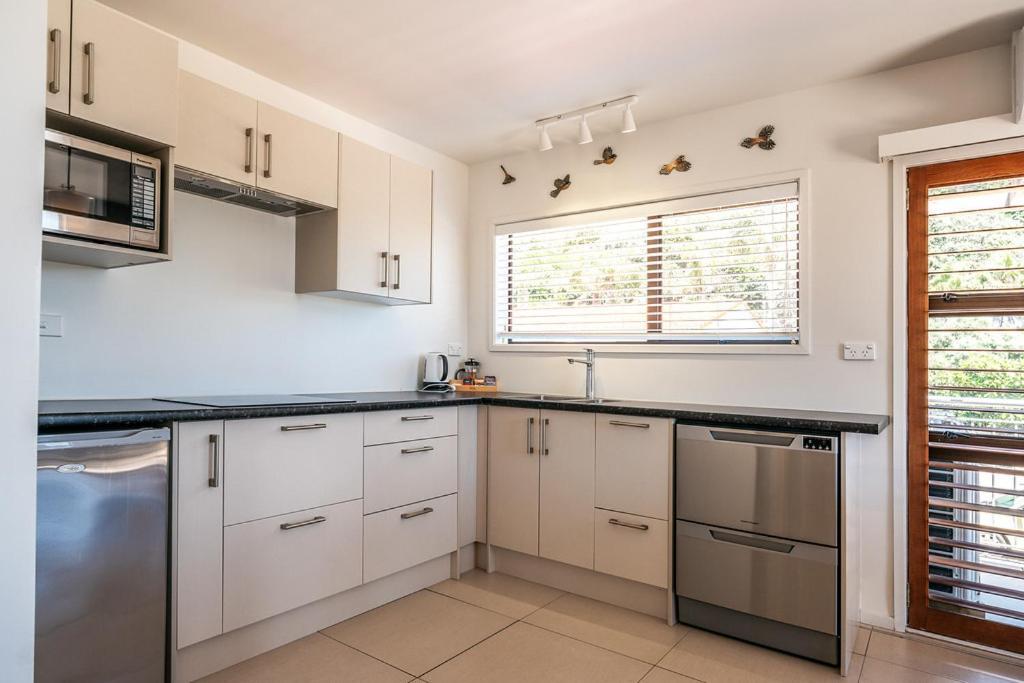 Onetangi Beach Apartments Екстериор снимка
