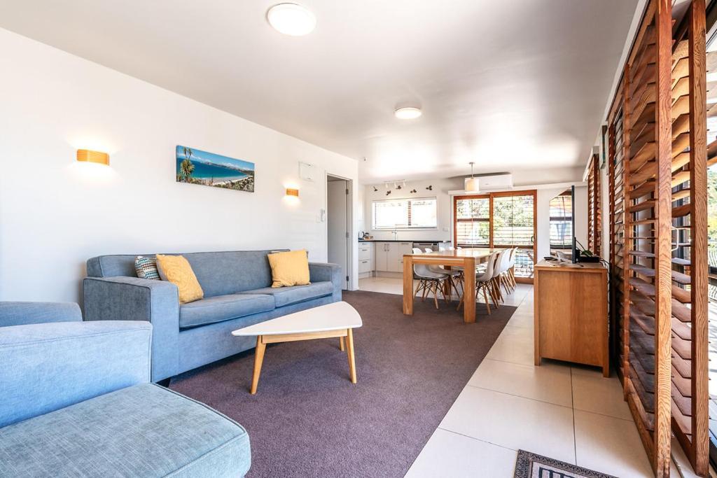 Onetangi Beach Apartments Екстериор снимка