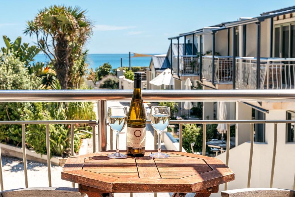 Onetangi Beach Apartments Екстериор снимка