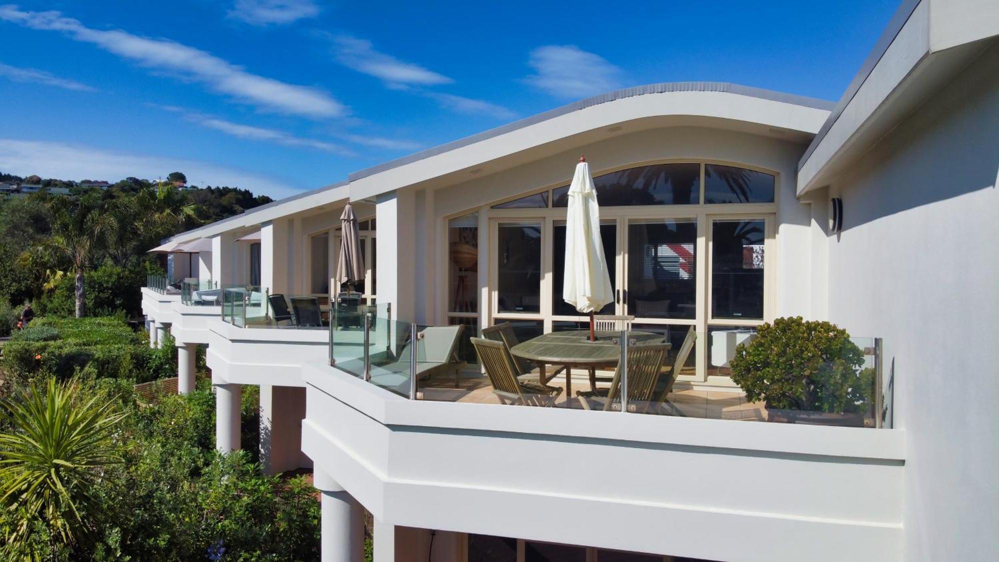 Onetangi Beach Apartments Екстериор снимка