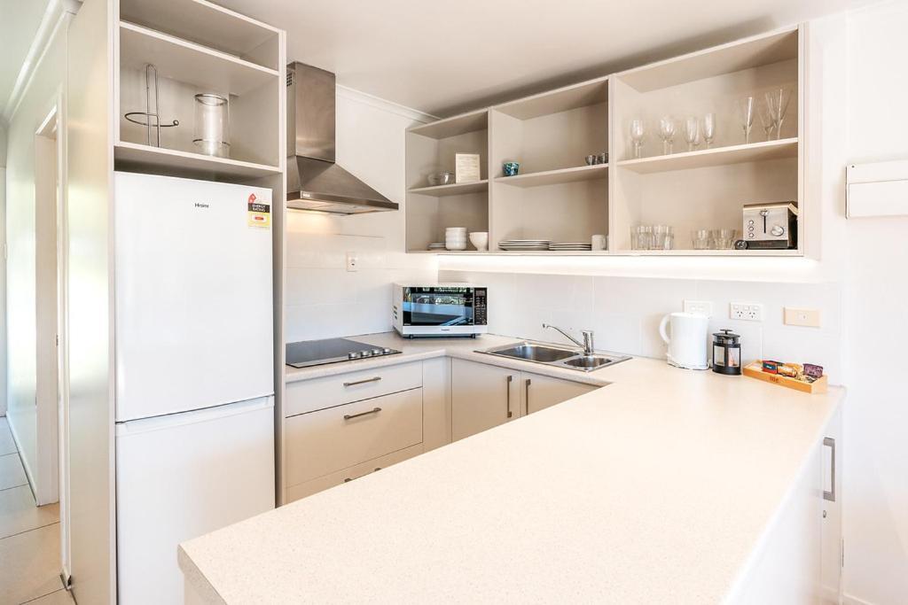 Onetangi Beach Apartments Екстериор снимка