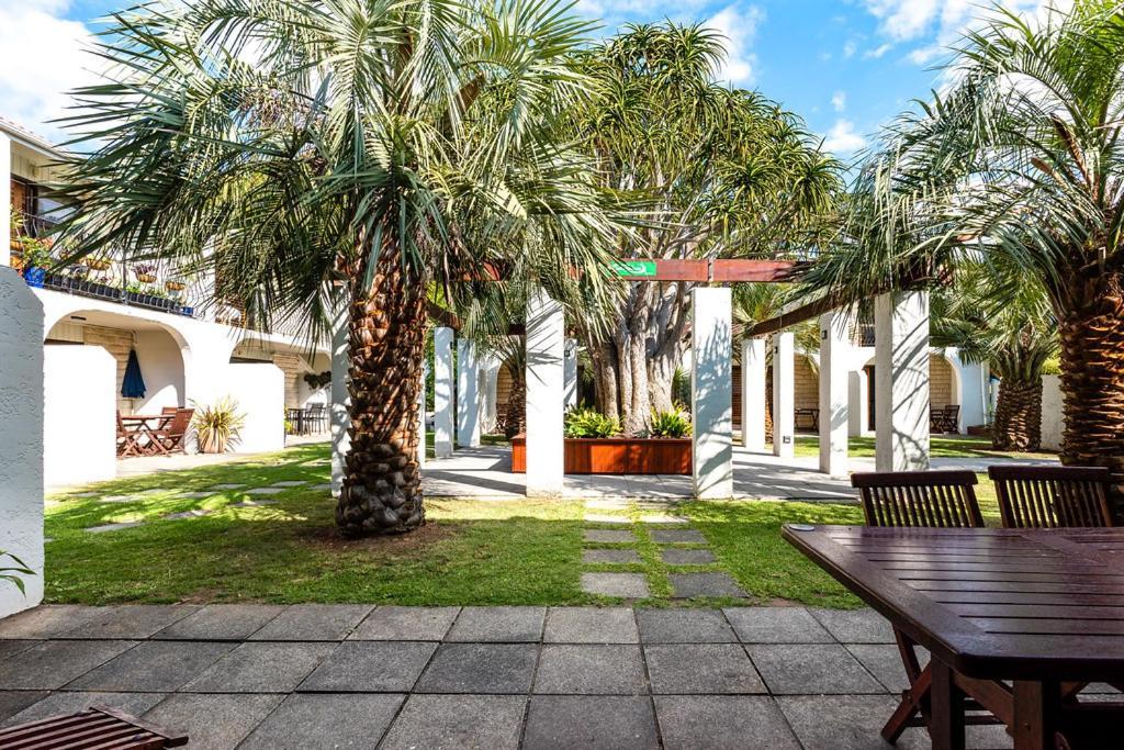Onetangi Beach Apartments Екстериор снимка
