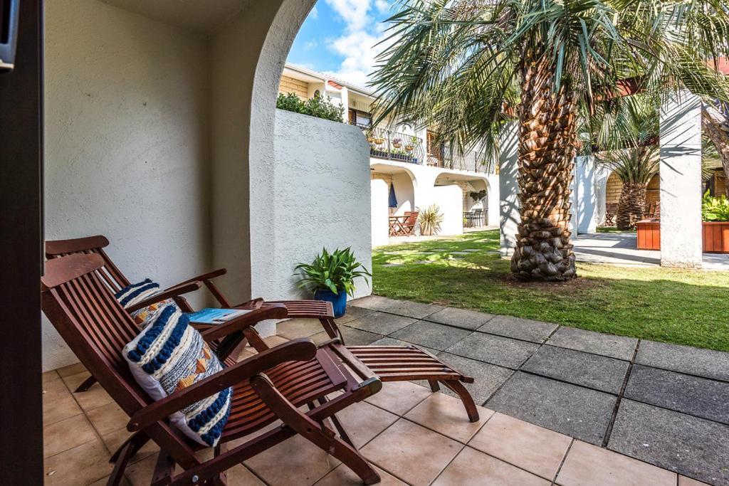 Onetangi Beach Apartments Екстериор снимка