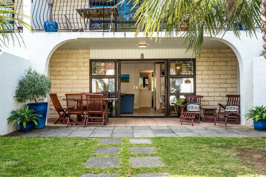 Onetangi Beach Apartments Екстериор снимка