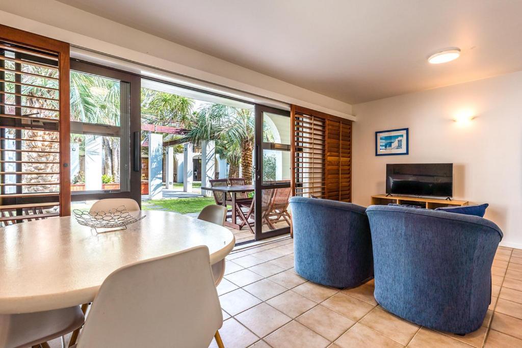 Onetangi Beach Apartments Екстериор снимка