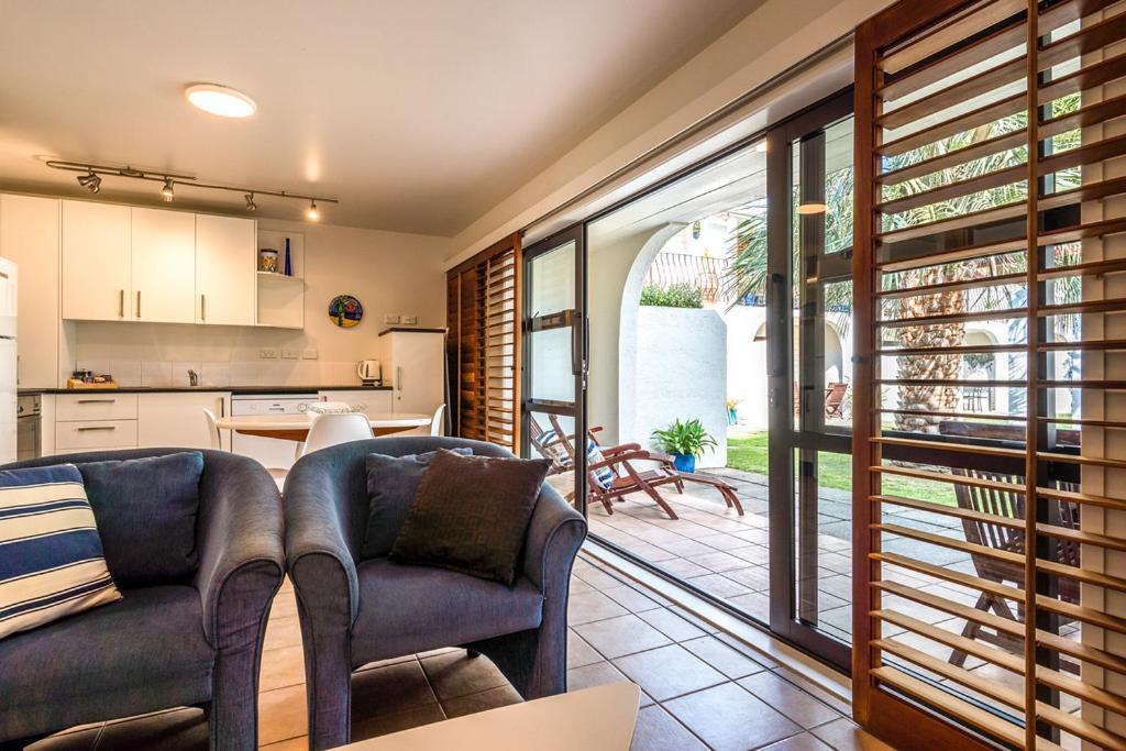 Onetangi Beach Apartments Екстериор снимка