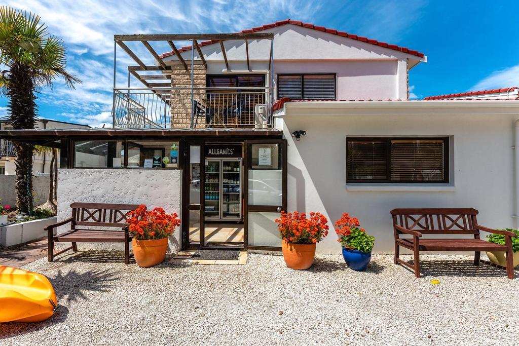 Onetangi Beach Apartments Екстериор снимка