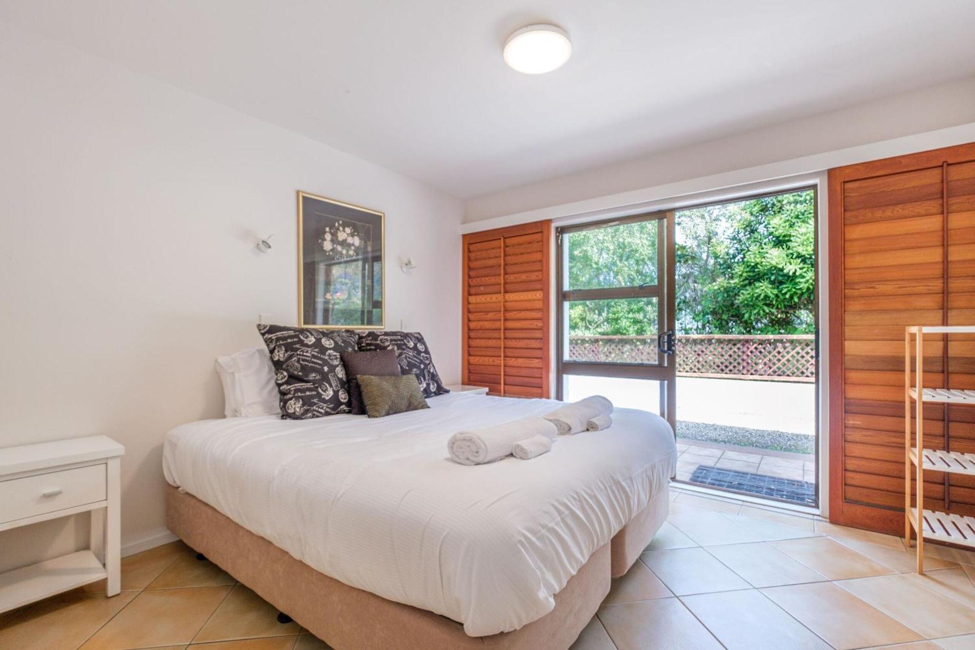 Onetangi Beach Apartments Екстериор снимка